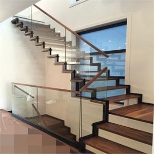Cầu thang xương cá lan can kính đẹp