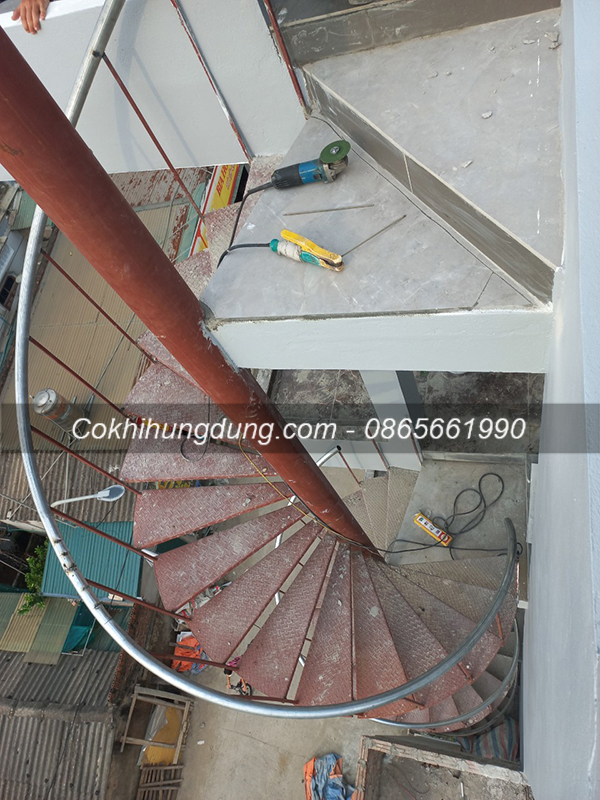 làm cầu thang xoắn lên sân thượng giá rẻ 2 làm cầu thang xoắn lên sân thượng giá rẻ 2