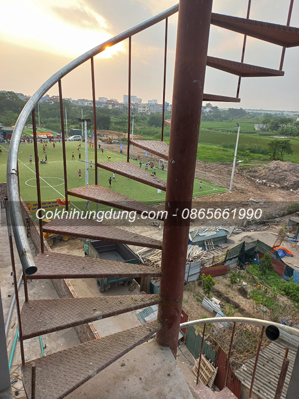 làm cầu thang xoắn lên sân thượng giá rẻ 1 làm cầu thang xoắn lên sân thượng giá rẻ 1