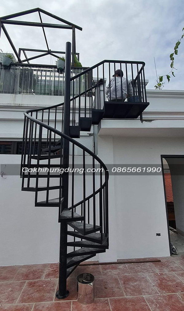 Sử dụng cầu thang sắt xoắn ốc lên sân thượng vô cùng tiện lợi