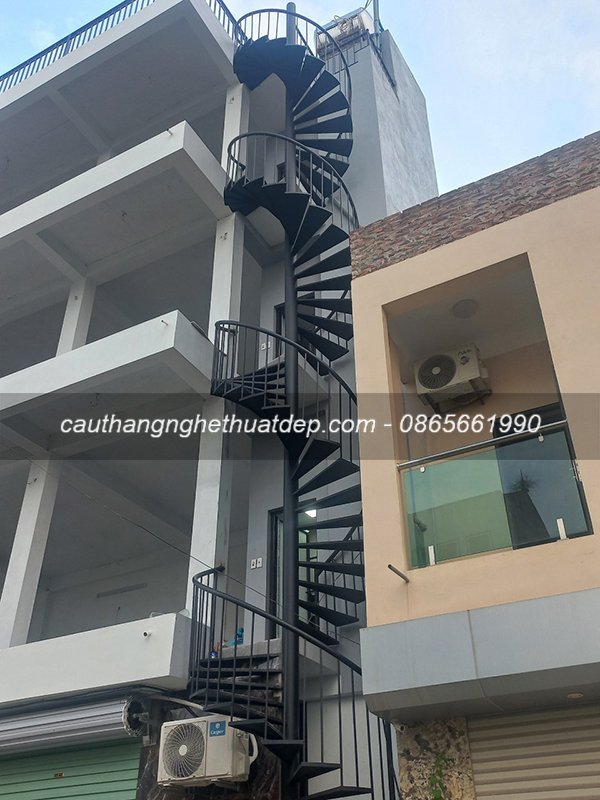 làm cầu thang xoắn lên sân thượng giá rẻ 6 làm cầu thang xoắn lên sân thượng giá rẻ 6