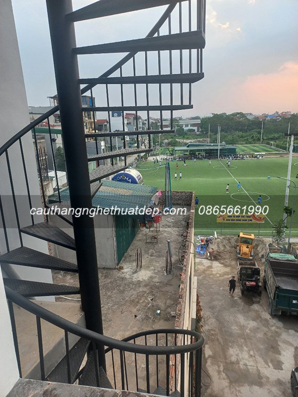 làm cầu thang xoắn lên sân thượng giá rẻ 5 làm cầu thang xoắn lên sân thượng giá rẻ 5