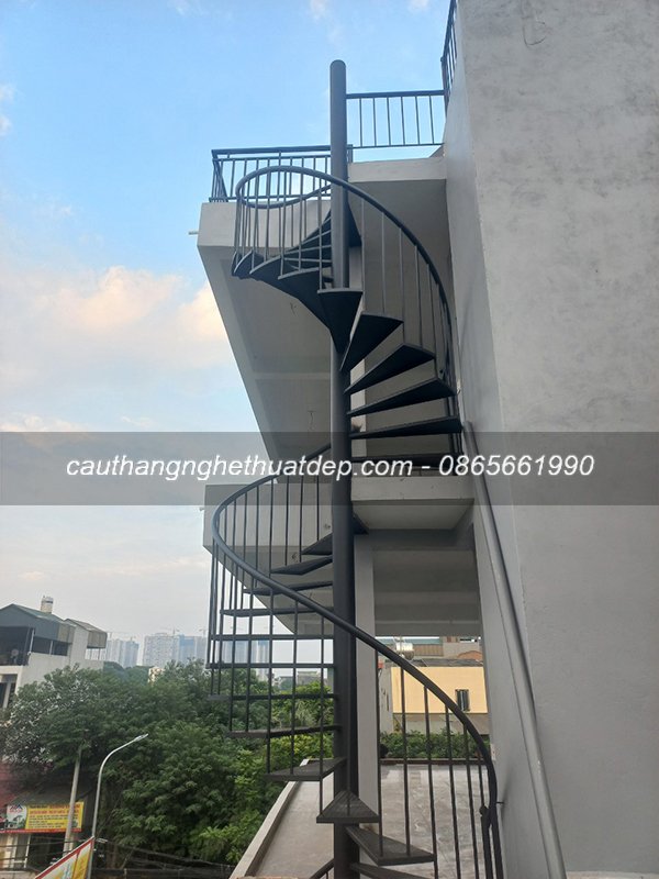 làm cầu thang xoắn lên sân thượng giá rẻ 4 làm cầu thang xoắn lên sân thượng giá rẻ 4