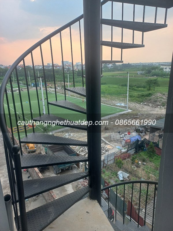 làm cầu thang xoắn lên sân thượng giá rẻ 3 làm cầu thang xoắn lên sân thượng giá rẻ 3