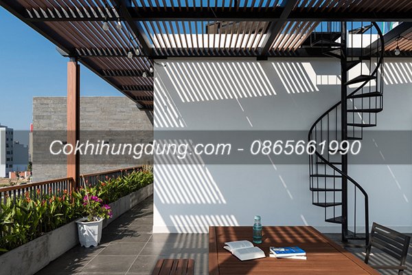 cầu thang xoắn lên sân thượng cầu thang xoắn lên sân thượng
