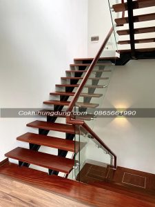Cầu thang thép lan can kính cường lực
