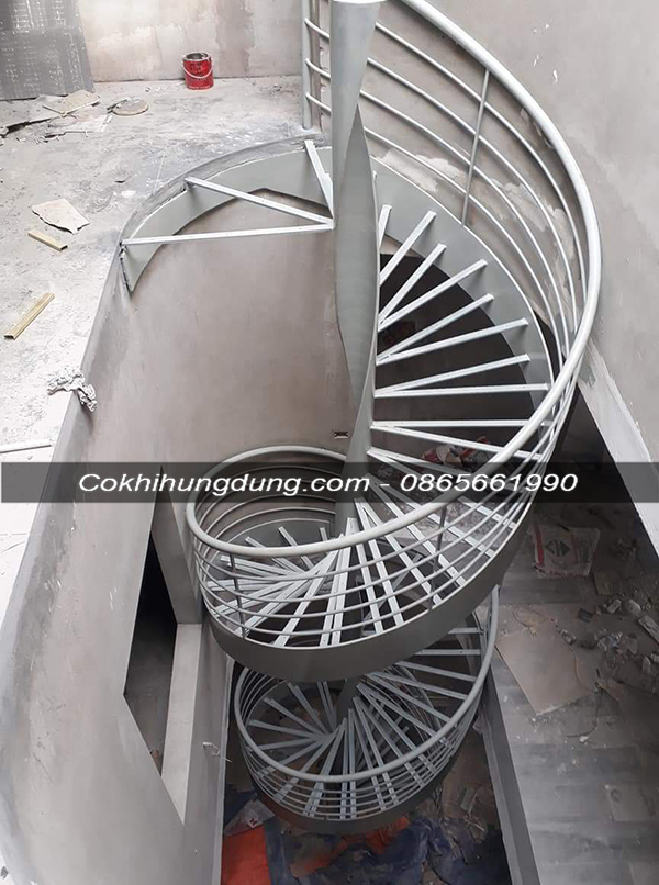 Mẫu thang sắt xoắn