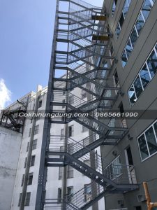 cầu thang thoát hiểm nhà cao tầng