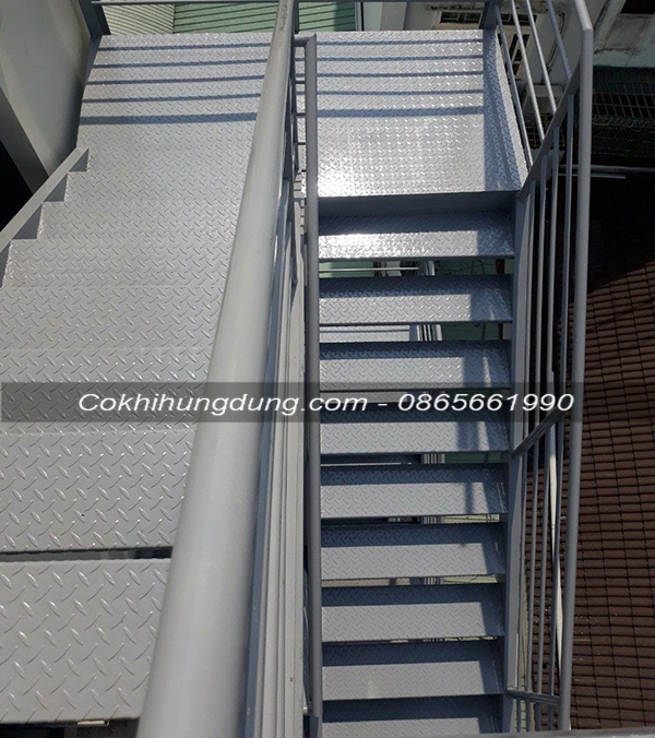 Mẫu cầu thang thoát hiểm PCCC 04