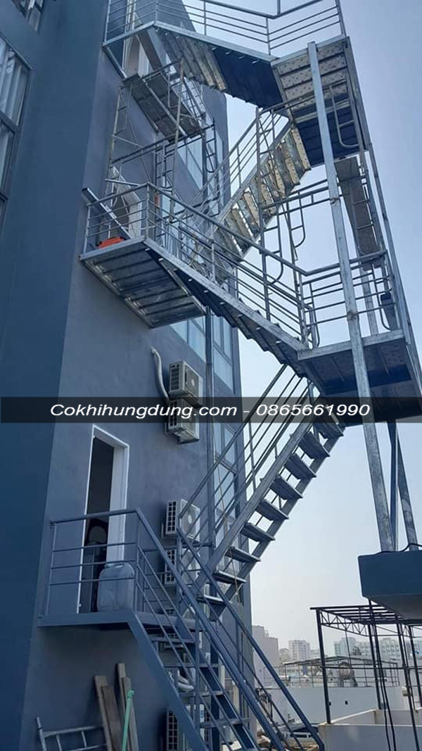 Mẫu cầu thang sắt thoát hiểm 23