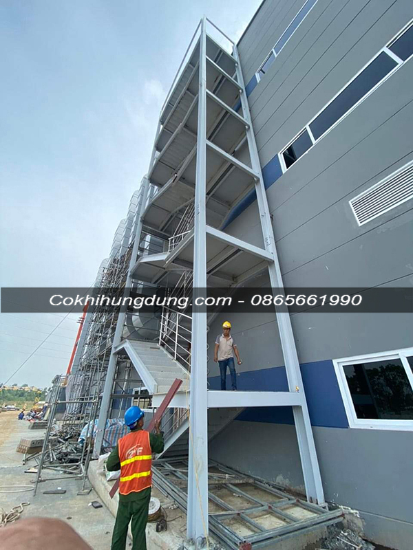 Mẫu cầu thang sắt thoát hiểm 20