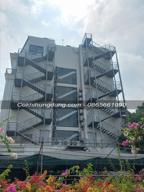 Mẫu cầu thang sắt thoát hiểm 16