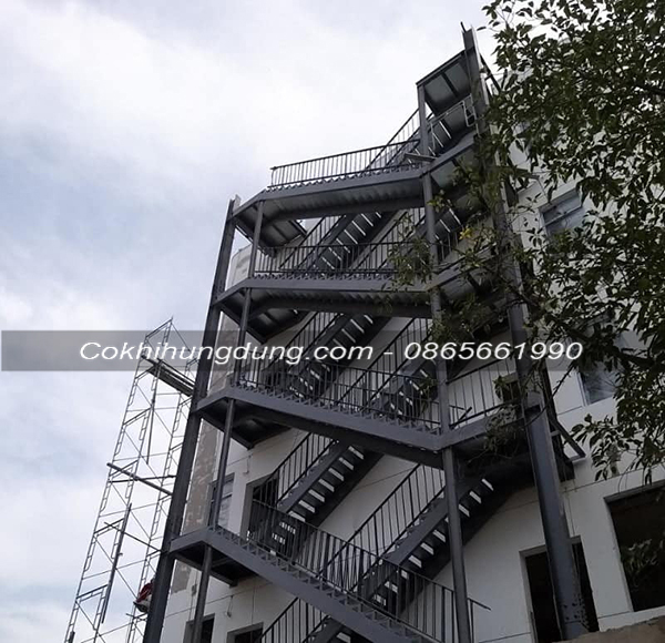 Mẫu cầu thang sắt thoát hiểm 14