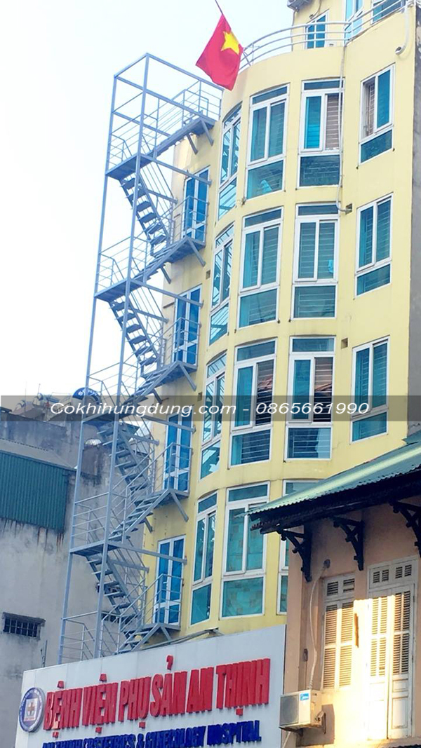 Mẫu cầu thang sắt thoát hiểm 05