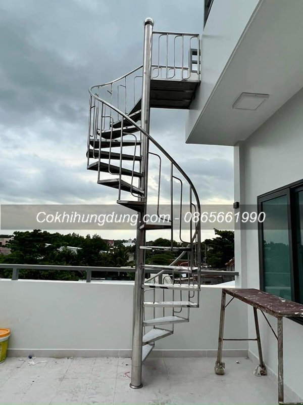 Cầu thang xoắn inox 02